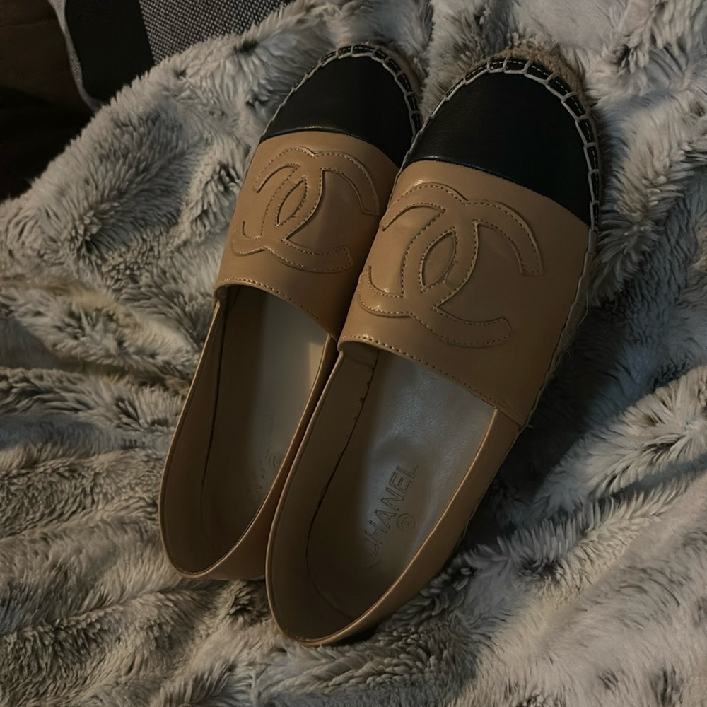 size 39EU NIB CHANEL Beige & Black Lambskin Espadrilles  worn once.